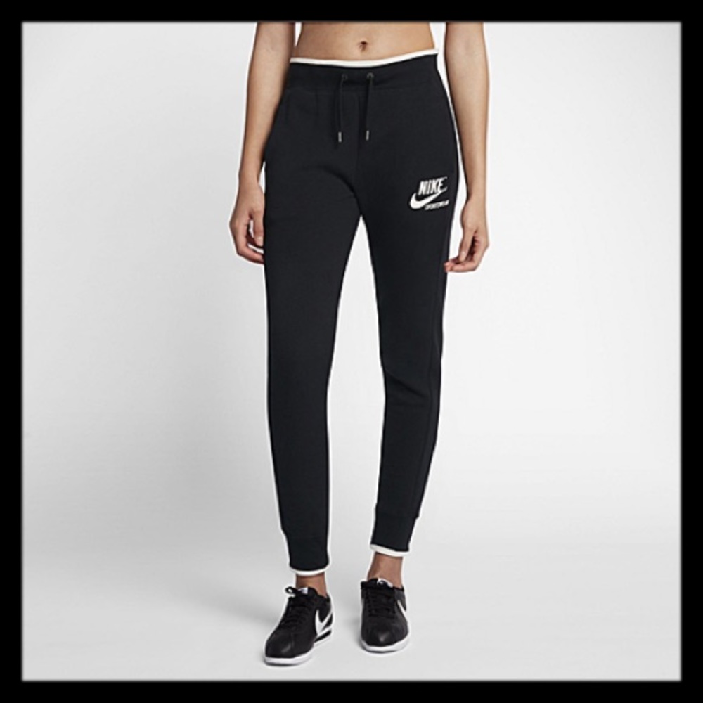 Nike women's Archive cotton black sweatPant Jogger